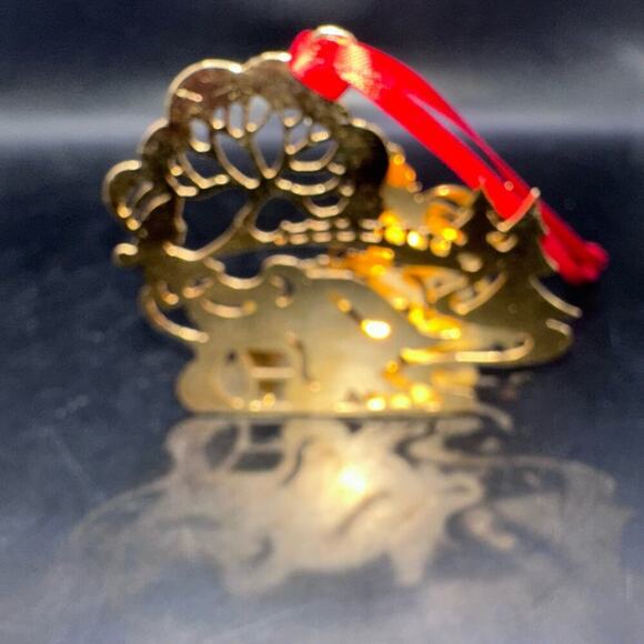 Vintage Danbury Mint 1985 Gold Tone 3D Christmas Ornament Ice Skaters Scene - Picture 3 of 6